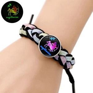 Bracciale intrecciato luminoso Sagittario con fibre scintillanti e ciondolo in vetro