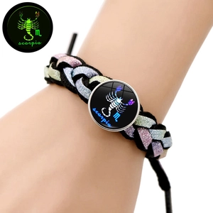 Dettaglio macro del bracciale intrecciato zodiaco Scorpione con motivo luminoso