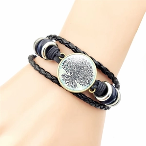 Vintage Lederarmband im Mehrlagen-Design mit Lebensbaum-Anhänger und blauen Perlen-Details