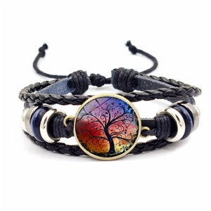 Handgefertigtes mehrlagiges Lederarmband mit Lebensbaum-Glascabochon und Flechtstruktur