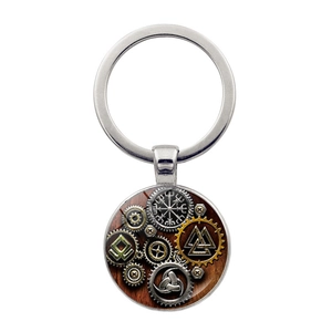 Détail du pendentif steampunk avec boussole Vegvisir viking et symboles Valknut anciens