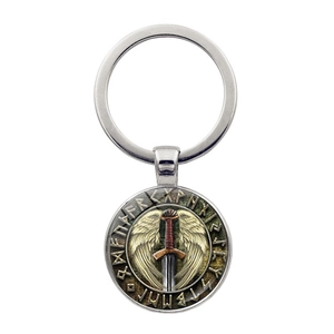 Détail du porte-clés viking en alliage avec motif épée et cabochon en verre runes