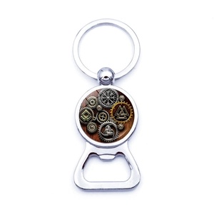 Détail macro du porte-clés décapsuleur boussole Viking avec design Valknut et engrenage