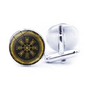 Détail de boutons de manchette boussole Viking Vegvisir en argent avec emblème doré