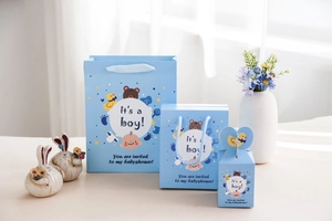 Set regalo per baby shower con sacchetti di carta blu e scatola con manico a cuore