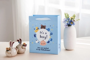 Dettaglio del sacchetto regalo blu 'It's a boy' con graziosi motivi di animali