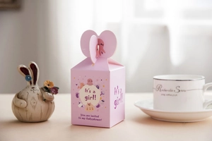 Dettaglio della scatola regalo rosa 'It's a girl' con simpatica illustrazione di polpo