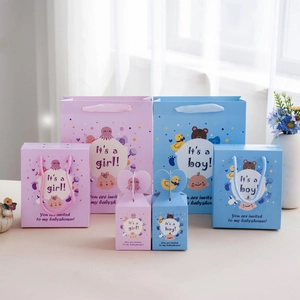 Dettaglio di sacchetti e scatole regalo Baby Shower rosa e blu con stampe It's a boy or girl
