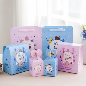Dettaglio delle scatole regalo per baby shower rosa e blu con motivi di animali