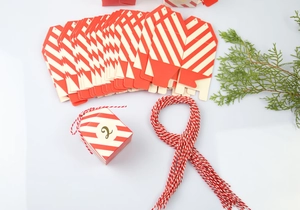 Detail van DIY adventkalender doosje met rode strepen en goudkleurig nummer twee