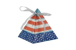 Détail d'une boîte cadeau pyramide avec motif drapeau US et nœud en ruban argenté