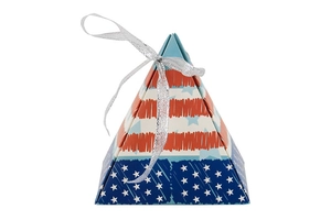 Détail de boîte à bonbons pyramide avec motif drapeau américain et ruban argenté pour fêtes