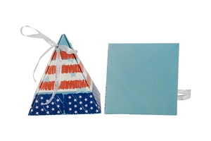 Gros plan sur la boîte à bonbons pyramide fête de l'indépendance avec motif drapeau américain