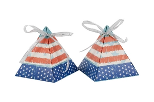Détail boîte cadeau pyramide avec motif drapeau américain et ruban argenté pour la fête