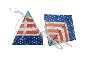 Détail de boîtes à bonbons pyramides avec motif drapeau américain et ruban argenté