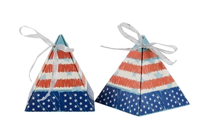Détail de boîtes à bonbons pyramide avec motif drapeau américain et rubans argentés
