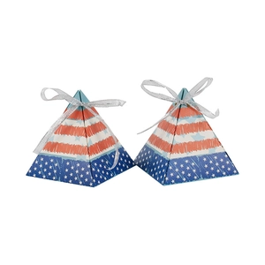 Boîtes cadeaux pyramide avec drapeau américain, rayures rouges et étoiles bleues