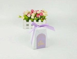 Detailansicht der Pyramide Gastgeschenkbox mit lila Schleife und goldener Folienprägung