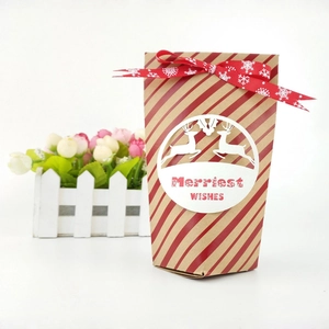 Sac cadeau de Noël en papier kraft avec rayures rouges et silhouette de cerf décorative