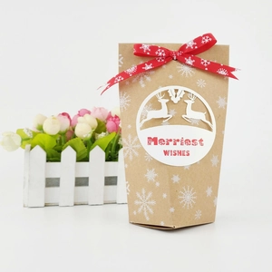 Sac cadeau de Noël en papier kraft avec motif renne et ruban à flocons rouges
