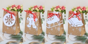 Dettaglio di quattro sacchetti regalo di Natale in carta kraft con fiocchi rossi
