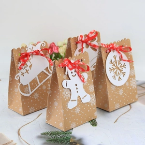 Sacchetti regalo di Natale in carta kraft con motivi di fiocchi di neve e cartellini