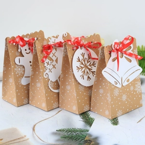 Sacchetti di caramelle natalizi in carta kraft con motivi a fiocco e nastri rossi