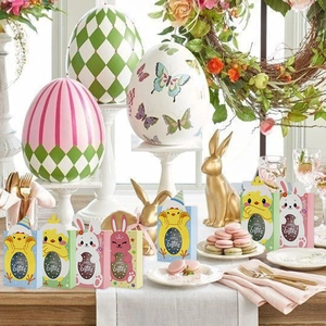 Detalle de cajas de caramelos de Pascua con diseños de pollitos y conejos y ventanas de huevo