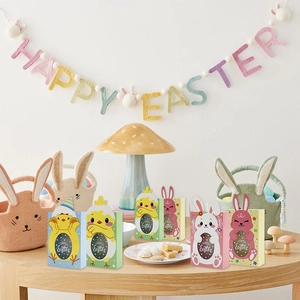 Detalle de cajas de dulces de Pascua con diseños de conejo y pollito con ventana
