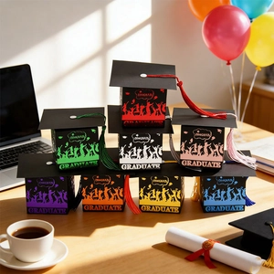 Primer plano de cajas de regalo con forma de birrete de graduación de varios colores