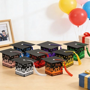 Vista de detalle de cajas de regalo birrete con borlas de colores e impresión oro GRADUATE
