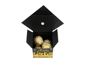Caja de regalo de birrete con letras doradas y bombones para fiesta de graduación