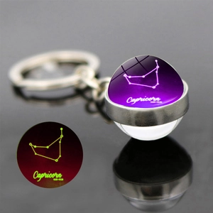 Dettaglio del portachiavi Capricorno con sfera di vetro luminosa e anello d'argento lucido