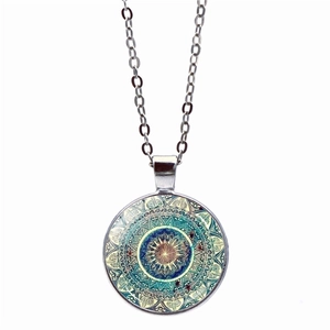 Dettaglio della collana mandala yoga argento con pendente in vetro a motivi geometrici blu