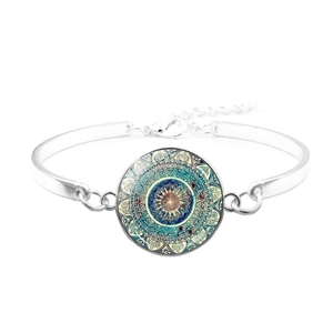 Dettaglio del bracciale mandala argento con catena regolabile e cabochon in vetro