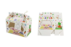 Détail de la boîte cadeau de Pâques avec étiquettes de poussin et motifs d'œufs colorés