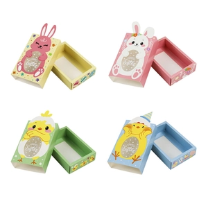 Cuatro cajas de regalo de Pascua en colores pastel con dibujos de conejos y pollitos