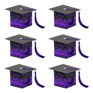 Cajas de regalo con forma de birrete, borlas moradas e impresos Congrats Graduate