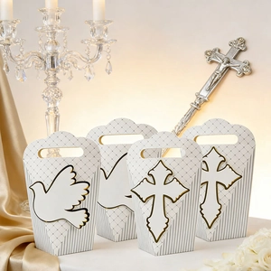 Dettaglio di scatole regalo religiose bianche e oro con colomba 3D e croce per nozze