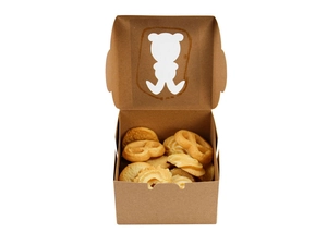 Détail de boîte cadeau en papier kraft avec fenêtre ours et assortiment de biscuits
