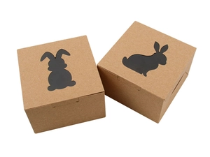 Détail de boîtes carrées en papier kraft avec fenêtres découpées en forme de lapin