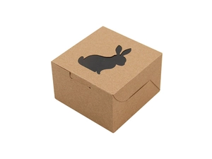 Détail d'une boîte cadeau carrée en papier kraft avec une découpe de lapin pour Pâques