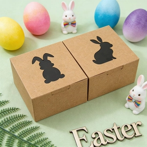 Détail de boîtes cadeaux de Pâques en papier kraft avec silhouette de lapin et décor