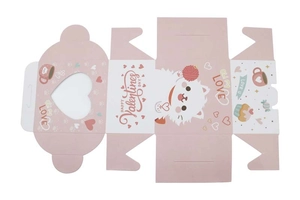 Vista plana de la caja de regalo rosa de San Valentín con ventana de corazón y gato