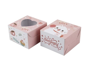 Detalle de cajas rosas de San Valentín con ventana de corazón e ilustraciones de gatos