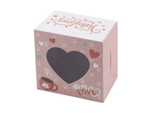 Primer plano de caja de regalo rosa para San Valentín con ventana de corazón y gato