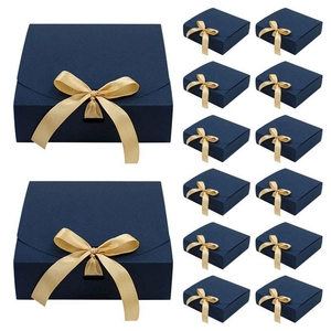 Quadratische dunkelblaue Hochzeits-Geschenkboxen mit goldenen Satinschleifen im Set-Angebot