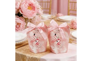 Detail von rosa Flamingo-Hochzeits-Geschenkboxen mit Satin-Schleifen auf einem Tisch