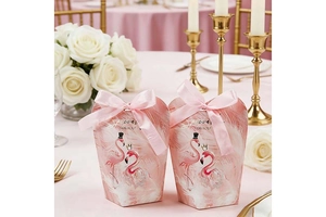 Detailansicht der rosa Flamingo-Süßigkeitenboxen mit Seidenband in Hochzeitskulisse