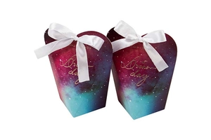 Dettaglio della confezione regalo a cuore nebulosa con fiocco di raso bianco